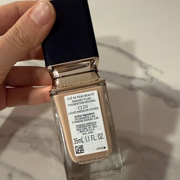 Clé de Peau Radiant Fluid Foundation Natural SPF 25